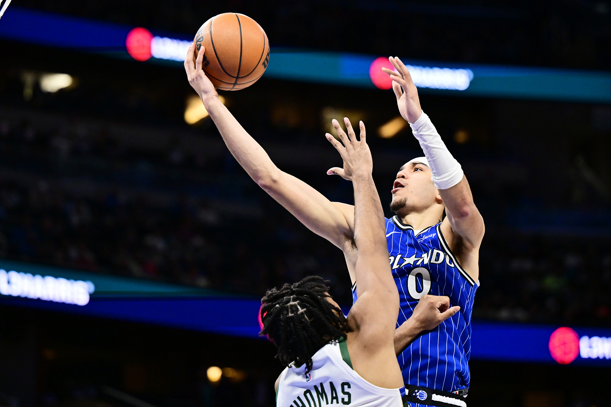 乐鱼app-布莱克26分贝恩25分 库兹马仅3分魔术战胜雄鹿